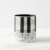 Klavier-Tastatur und Musiknoten Zweifarbige Tasse (Mittel)