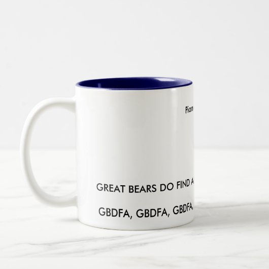 Klavier trägt Tasse für Klavier-Studenten (Links)