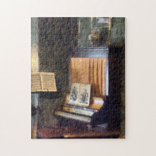 Klavier und Noten auf Stand Puzzle (Vertikal)