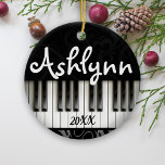 Klaviertastatur Personalisiert Pianist Musikergesc Keramik Ornament<br><div class="desc">Passen Sie diese Klaviertastatur mit Ihrem gewünschten Namen und Jahr an.</div>