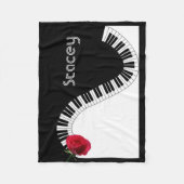 Klaviertastatur und elegante Rote Rose Fleecedecke (Vorderseite)