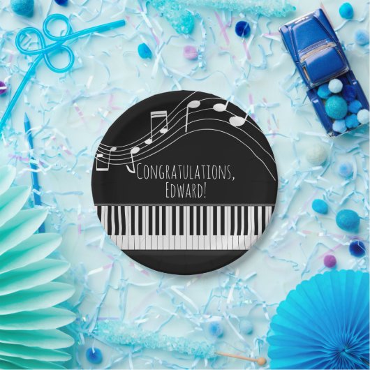 Klaviertastatur und musikalische Bemerkungen Pappteller (Party)