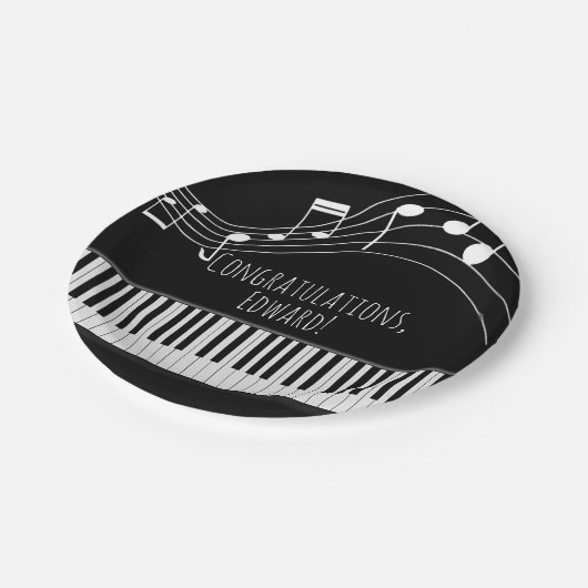 Klaviertastatur und musikalische Bemerkungen Pappteller (Schrägansicht)