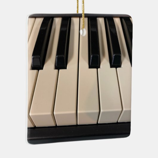 Klaviertasten auf einem Weihnachtsschmuck (Rechts)