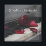 Klaviertasten mit einer Rote Rose Hochzeit Magnet<br><div class="desc">Künstlerisch aussehendes Foto eines alten Klaviers, das sich auf die alten gelblichen Tasten konzentriert, mit einer verblassten rote Rose, die auf den Tasten sitzt, und ein paar lose Blätter, über die verstreut. Dieses Bild hat eine etwas melancholische und sentimentale Stimmung mit ein wenig nostalgischem Gefühl. Passen Sie mit dem Namen...</div>