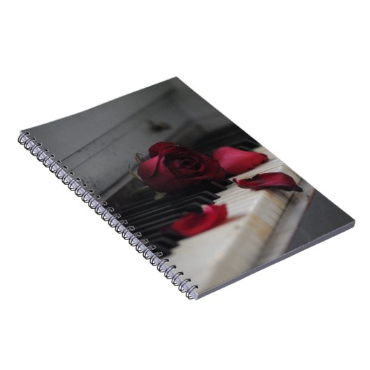 Klaviertasten mit Rote Rose Notizblock (Rechte Seite)