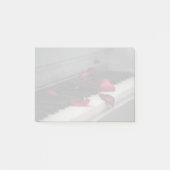 Klaviertasten mit Rote Rose Post-it Klebezettel (Vorderseite)