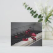 Klaviertasten mit Rote Rose Postkarte (Stehend Vorderseite)