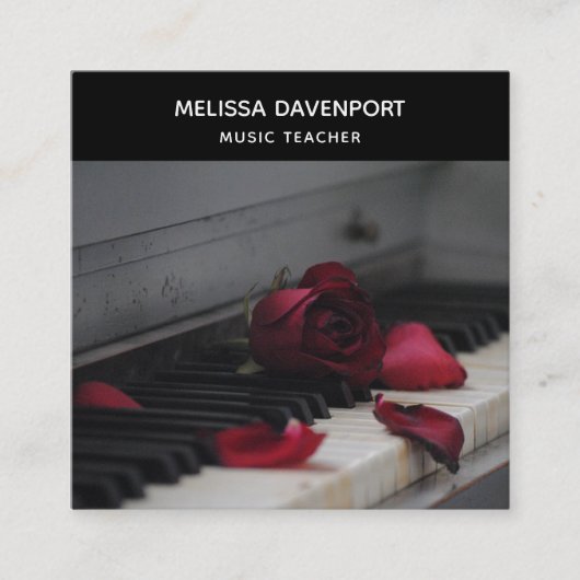 Klaviertasten mit Rote Rose Quadratische Visitenkarte (Vorderseite)