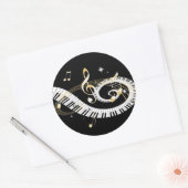 Klaviertasten und goldene Musiknoten Runder Aufkleber (Umschlag)