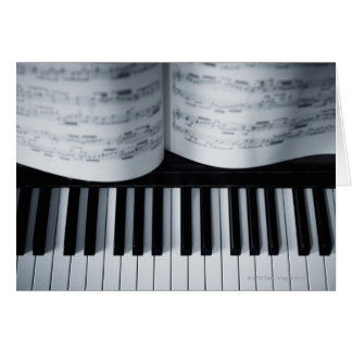 Klaviertasten und Musikbuch