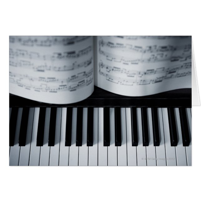 Klaviertasten und Musikbuch (Vorderseite (Horizontal))