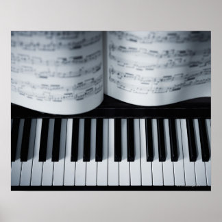 Klaviertasten und Musikbuch Poster