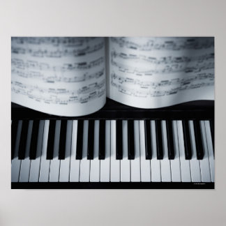 Klaviertasten und Musikbuch Poster