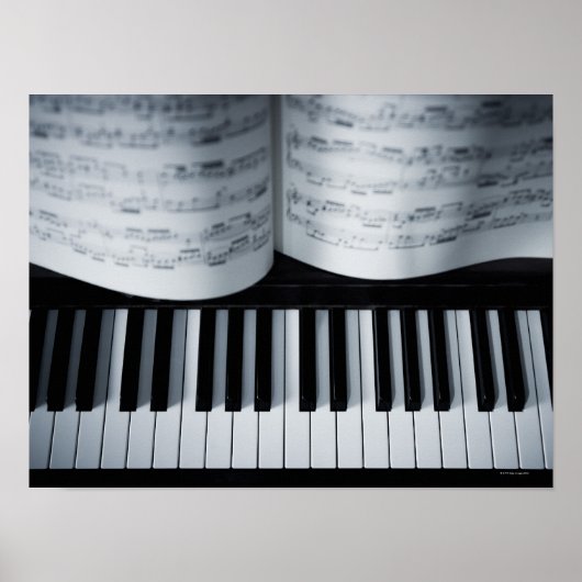 Klaviertasten und Musikbuch Poster (Vorne)