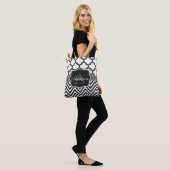 Kleeblatt Chevron Monogramm Tasche (Am Model)