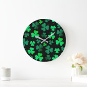 Kleeblatt Clover Moderne Trendfarben und Grün Große Wanduhr (Zuhause)