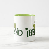 Kleeblatt Green Snitch mit irischem Namen Zweifarbige Tasse (Mittel)