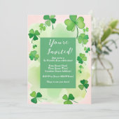 Kleeblatt Hintergrund St. Patrick's Day Einladung (Stehend Vorderseite)