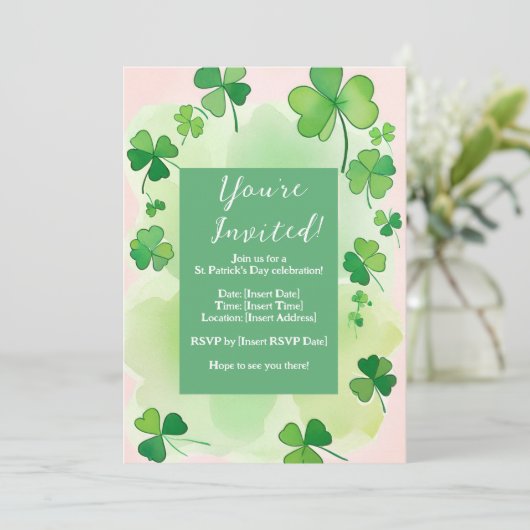Kleeblatt Hintergrund St. Patrick's Day Einladung (Stehend Vorderseite)