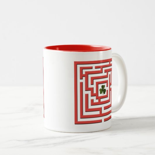 Kleeblatt in der roten Labyrinth-Herausforderung Zweifarbige Tasse (VorderseiteRechts)