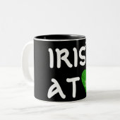 Kleeblatt "Irish at (heart)" Tasse schwarz (Vorderseite Links)