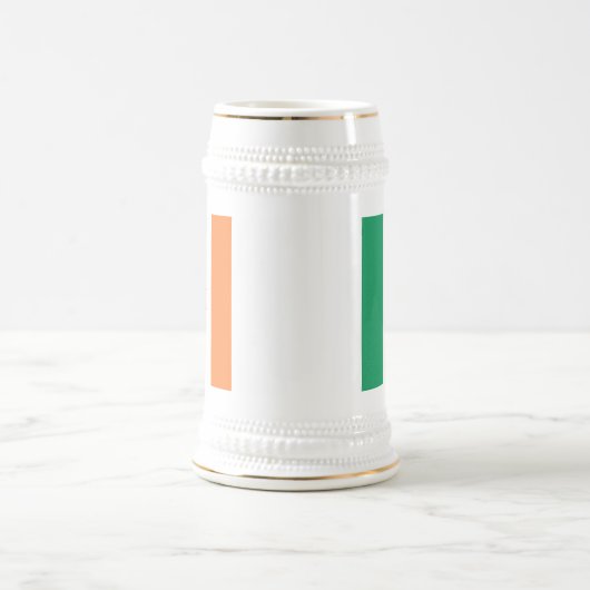 Kleeblatt isst trinken und irische Flagge führen Bierglas (Mittel)