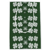 Kleeblatt-Kleemuster St. Patricks Tages Mittlere Geschenktüte (Vorderseite)