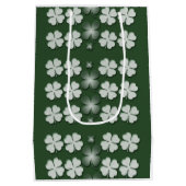 Kleeblatt-Kleemuster St. Patricks Tages Mittlere Geschenktüte (Rückseite)