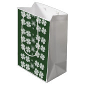 Kleeblatt-Kleemuster St. Patricks Tages Mittlere Geschenktüte (Rückseite Schrägansicht)