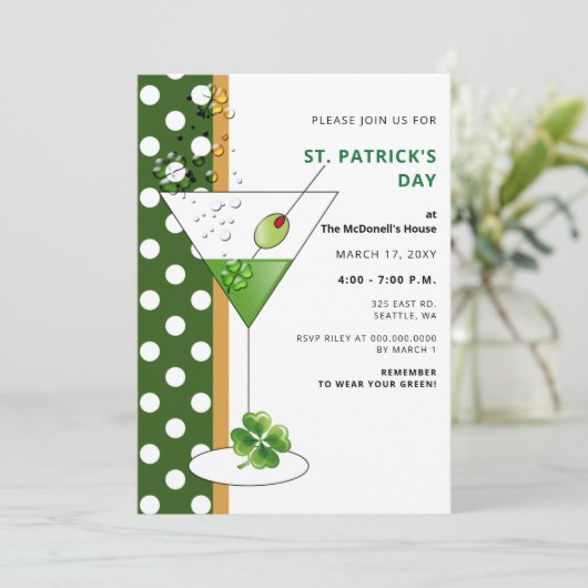 Kleeblatt martini St Patricks Day Party Einladung (Stehend Vorderseite)