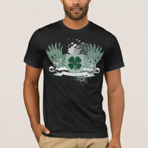 Kleeblatt mit vier Blättern.  Glück der Iren. T-Shirt