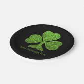 Kleeblatt-St Patrick Tag personalisiert Pappteller (Schrägansicht)