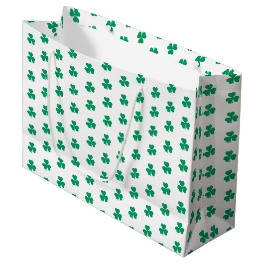 Kleeblatt St. Patrick's Day Green White Pattern Große Geschenktüte (Vorderseite Schrägansicht)