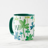 Kleeblatt St. Patrick's Day Grüner Monogramm Beche Tasse (Vorderseite Links)