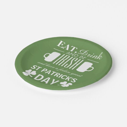 Kleeblatt und Bier Irish St Patrick's Day Pappteller (Schrägansicht)