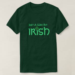 Kleeblatt und Grüner Text "Just a Wee Bit Irish" T-Shirt