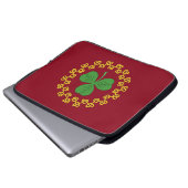 Kleeblatt und Knüpfarbeit in Rot Laptopschutzhülle (Vorne Knopf)