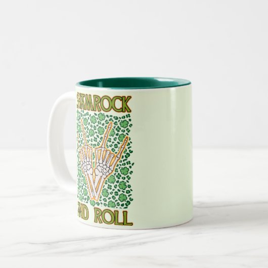 Kleeblatt und Roll St Patrick's Day Zweifarbige Tasse (Vorderseite Links)