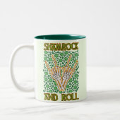 Kleeblatt und Roll St Patrick's Day Zweifarbige Tasse (Links)