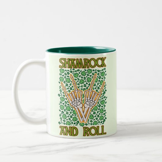 Kleeblatt und Roll St Patrick's Day Zweifarbige Tasse (Links)