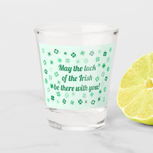 Kleeblätter 4-blättrige Klee auf hellgrün Schnapsglas (Vorderseite)