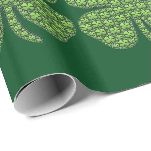 Kleeblätter auf einem Kleeblatt Geschenkpapier (Rolleneckpunkt)