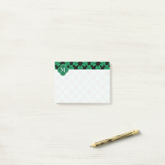 Kleeblätter auf schwarzer mit Monogramm Initiale Post-it Klebezettel (Auf Schreibtisch)