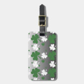 Kleeblätter, grün und weiß auf geruchtem Feld Gepäckanhänger (Vorderseite vertikal)
