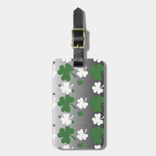 Kleeblätter, grün und weiß auf geruchtem Feld Gepäckanhänger (Vorderseite vertikal)