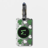 Kleeblätter, grün und weiß auf geruchtem Feld Gepäckanhänger (Rückseite vertikal)