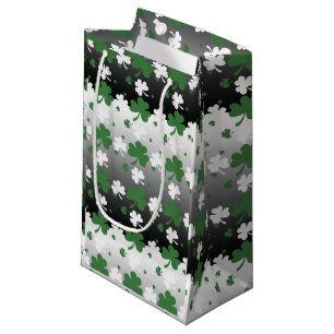 Kleeblätter, grün und weiß auf geruchtem Feld Kleine Geschenktüte