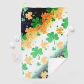 Kleeblätter in den Farben irischer Flaggen Golfhandtuch (Insitu)