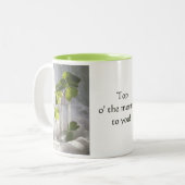 Kleeblätter in einer Vintagen Flasche Zweifarbige Tasse (Vorderseite Links)